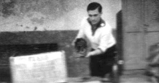 Armando Piano del Balzo con il teschio di suo padre in mano