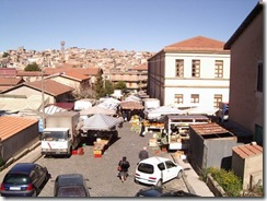 Il mercato settimanale di fronte la scuola Mazzini
