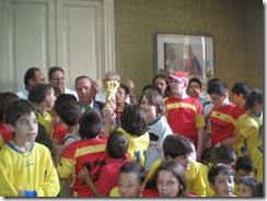 Il sindaco con i bambini della scuola calcio