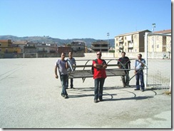 La squadra di operai al lavoro al campo sportivo