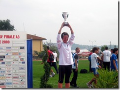 Il capitano della squadra alza la Coppa