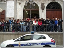 Gli studenti in protesta davanti il Municipio