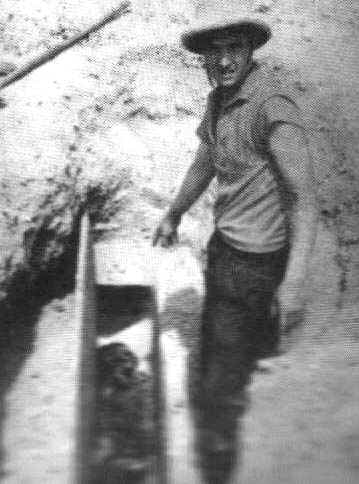 Armando Piano del Balzo mentre scopre la tomba del padre