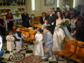 La sposa va incontro allo sposo all'altare