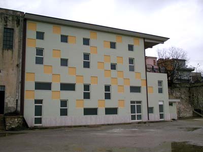 La palestra (mai aperta) vista dal campo di calcio