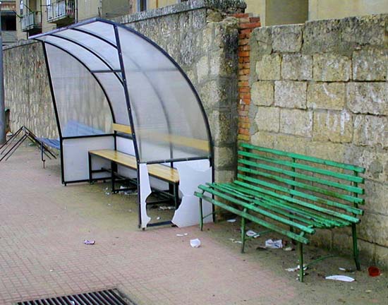 Le panchine acquistate dal comune per il campionato di calcio