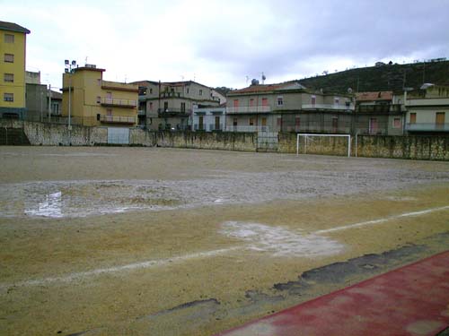 Il campo sportivo (o la piscina comunale!)