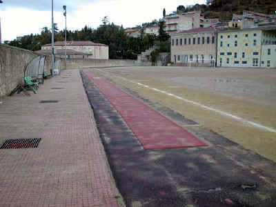Cio' che resta della pista di atletica leggera