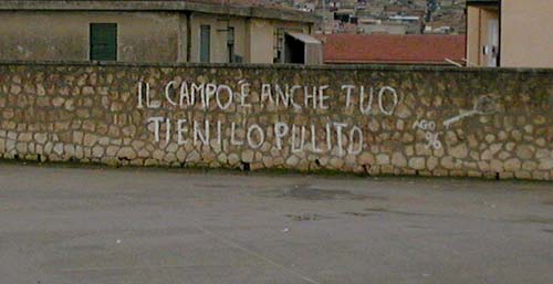Una frase di buon senso scritta sul muro del Campo di calcio